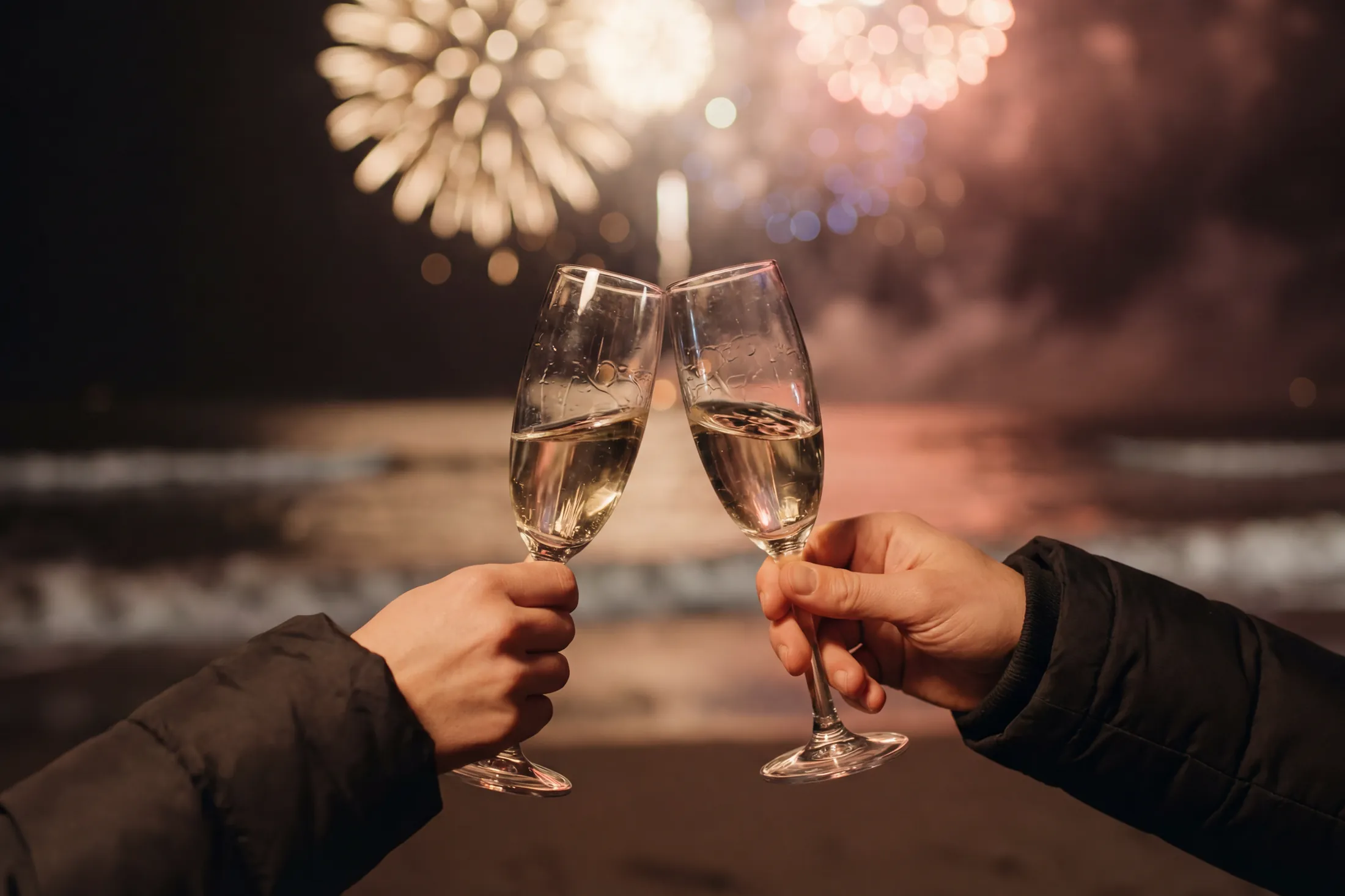 Artificii și confetti la miezul nopții, de Revelion